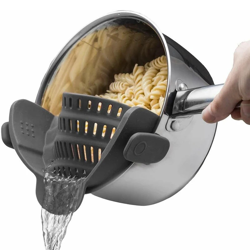 Kitchen Gadgets Pasta - シリコン製キッチンストレーナー、鍋やフライパンにクリップで留めるタイプの水切りラック、パスタ、麺、野菜、果物用ストレーナー、水切りざる、キッチンガジェット